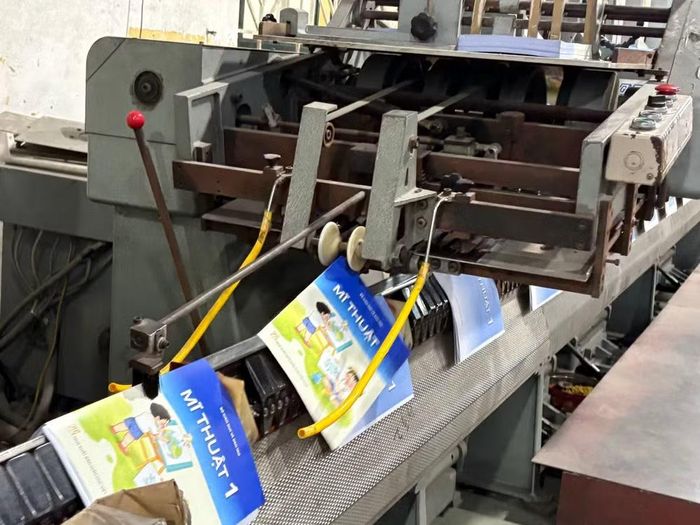 Các xưởng in đang hoạt động hết công suất để đảm bảo tiến độ cung ứng sách cho năm học mới. (Ảnh: PV/Vietnam+)