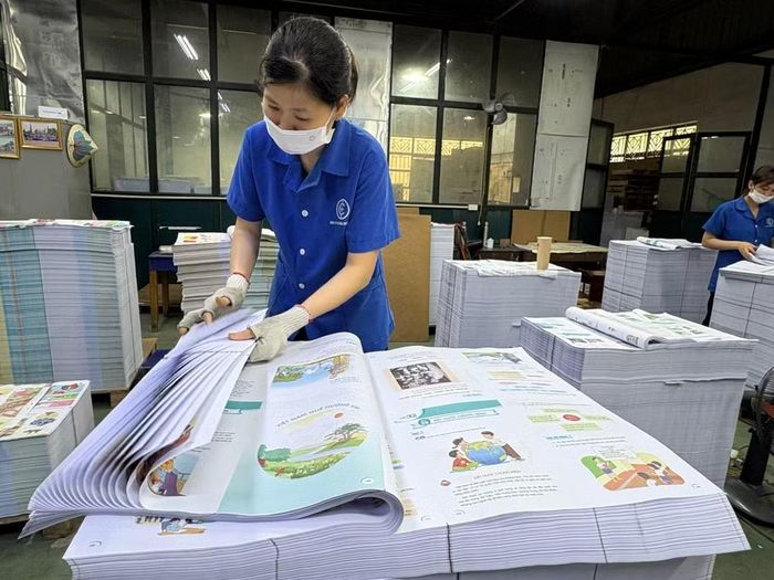 Các bản in được kiểm tra chất lượng kỹ lưỡng. (Ảnh: PV/Vietnam+)