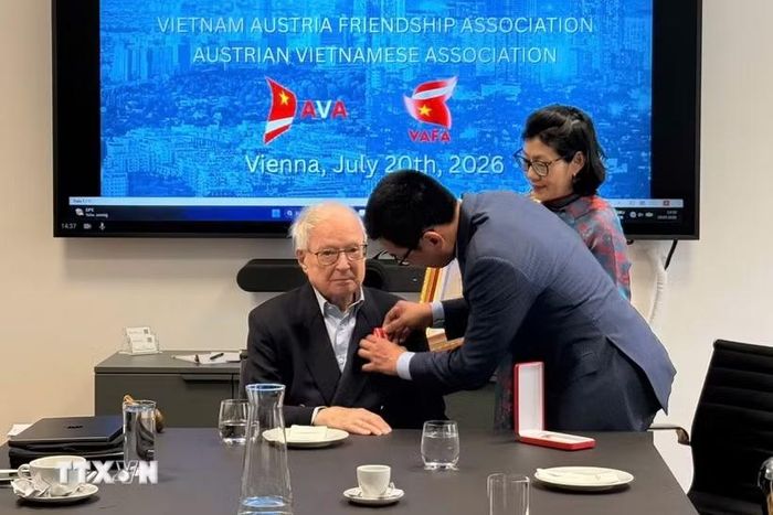 Đại sứ Vũ Lê Thái Hoàng trao tặng Huân chương Hữu nghị cho ông Peter Jankowitsch. (Ảnh: TTXVN phát)