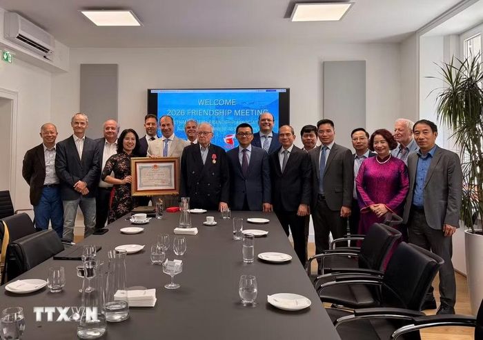 Ông Peter Jankowitsch, Chủ tịch danh dự Hội Áo-Việt, nguyên Bộ trưởng Ngoại giao và tập thể Hội Áo–Việt chụp ảnh lưu niệm cùng Đại sứ Vũ Lê Thái Hoàng và tập thể Hội Áo-Việt. (Ảnh TTXVN phát)