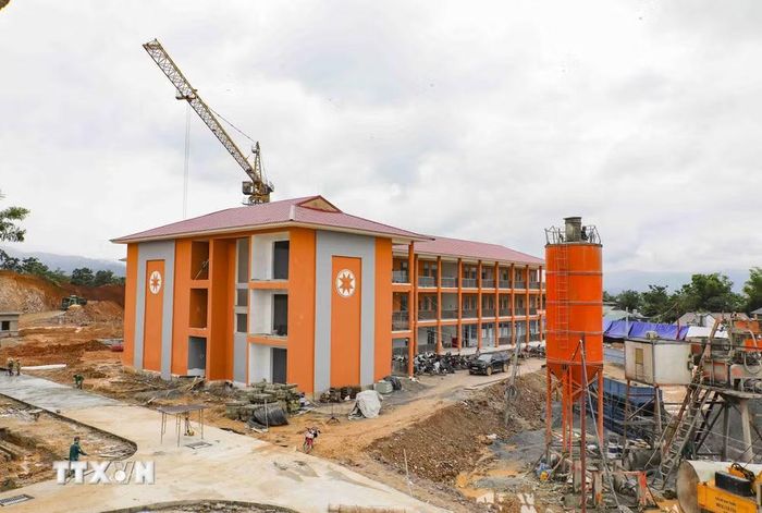 Khối nhà học kết hợp khu nội trú nổi bật giữa công trường đang được hoàn thiện những hạng mục cuối. (Ảnh: Xuân Tư/TTXVN)