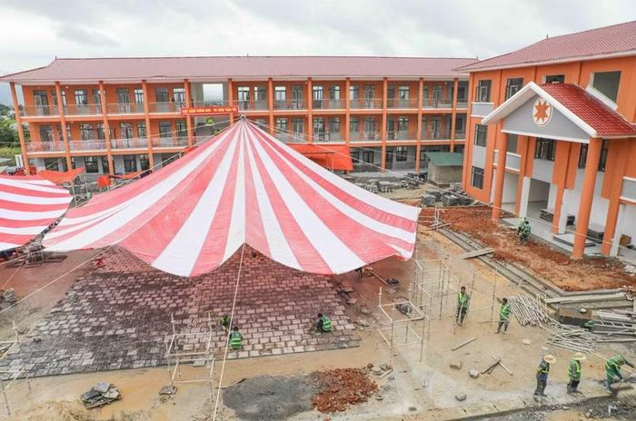 Toàn cảnh khu nhà học và nhà hiệu bộ của Trường Phổ thông nội trú liên cấp Tiểu học và Trung học cơ sở xã Thanh Nưa nhìn từ phía trước. (Ảnh: Xuân Tư/TTXVN)
