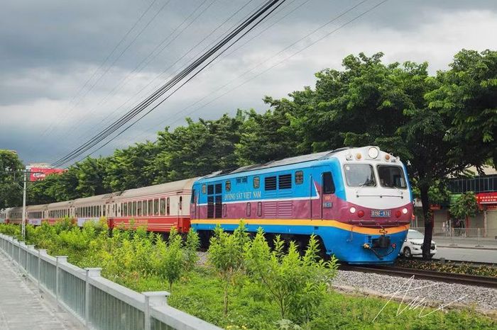Ngành đường sắt đã đưa nhiều đoàn tàu du lịch, tàu di sản hay tàu chuyên dụng vào khai thác và thu hút hành khách đi tàu. (Ảnh: PV/Vietnam+)