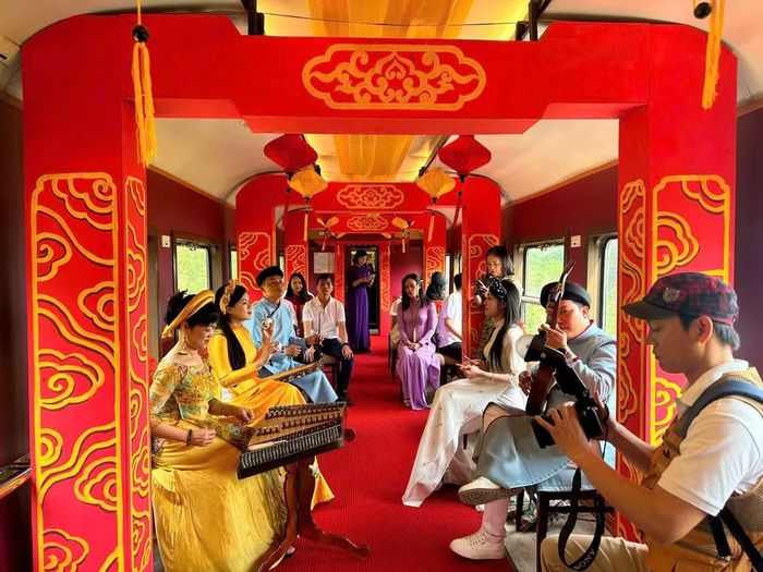 Hành khách sẽ được nghe các nghệ sĩ biểu diễn văn nghệ, nhạc cụ miễn phí trên “Hành trình kết nối di sản miền Trung” giữa Huế-Đà Nẵng. (Ảnh: PV/Vietnam+)