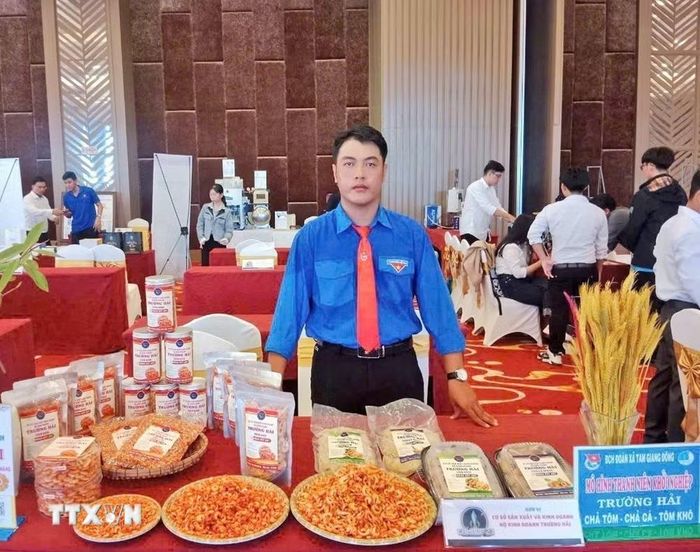 Sản phẩm tôm khô OCOP 3 sao của anh Nguyễn Trường Hải (xã Tam Giang) không chỉ khẳng định vị thế tôm sinh thái Cà Mau mà còn tạo việc làm cho hàng chục lao động địa phương. (Ảnh: TTXVN phát)