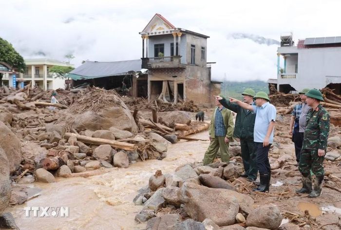 Chủ tịch Ủy ban Nhân dân tỉnh Lai Châu trao đổi với Thứ trưởng Nguyễn Hoàng Hiệp cùng đoàn về địa bàn nơi bị lũ ống, lũ quét gây ra. (Ảnh: Quý Trung/TTXVN)