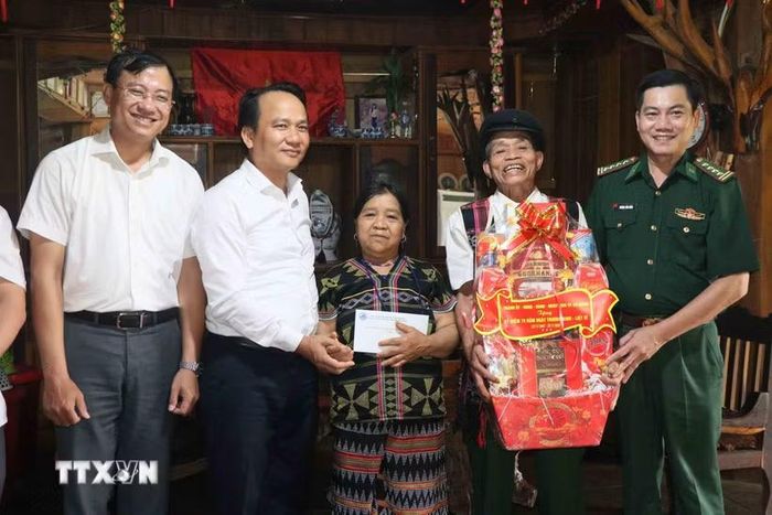 Phó Bí thư Thường trực Thành ủy Đà Nẵng Nguyễn Đình Vĩnh tặng quà cho gia đình ông Clau BhLao ở thôn Vòng, xã Hùng Sơn. (Ảnh: Đoàn Hữu Trung/TTXVN)