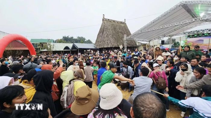Hoạt động vui chơi, giải trí được tổ chức tại chương trình “Xuân Biên phòng - Ấm lòng dân bản” ở xã biên giới Hùng Sơn, Đà Nẵng. (Ảnh: Khoa Chương/TTXVN)