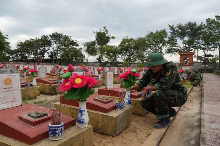 Sau khi hoàn thành lấy mẫu, phần mộ các liệt sỹ được chỉnh trang chu đáo, khang trang. (Ảnh: Bích Huệ/TTXVN)