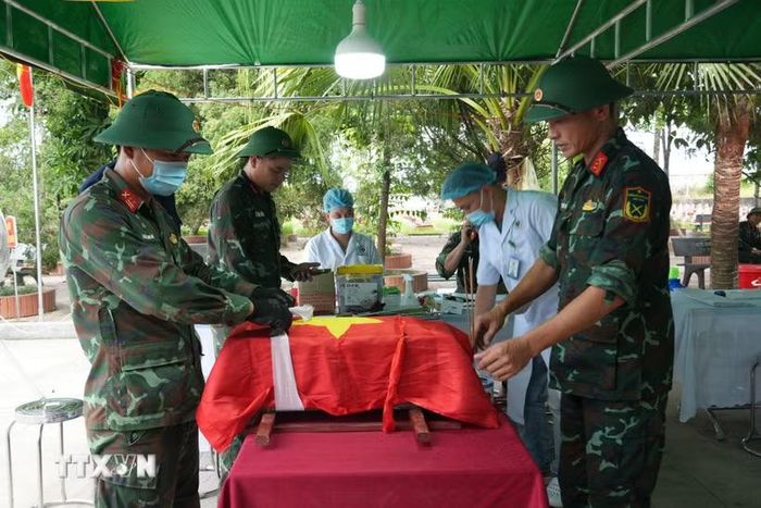 Các bước lấy mẫu hài cốt liệt sỹ được thực hiện theo quy trình chặt chẽ, cẩn trọng. (Ảnh: Bích Huệ/TTXVN)