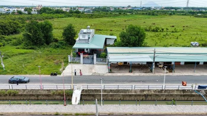 Việc cấp giấy chứng nhận quyền sử dụng đất đối với diện tích đất xây nhà trái phép trên đất nông nghiệp tại xã Truông Mít, tỉnh Tây Ninh đặt ra nhiều vấn đề về quản lý đất đai, trật tự xây dựng và trách nhiệm xử lý vi phạm ở cơ sở. (Ảnh: Minh Phú/TTXVN)