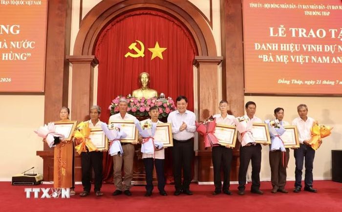 Chủ tịch Ủy ban Nhân dân tỉnh Đồng Tháp Phạm Thành Ngại trao, truy tặng danh hiệu vinh dự Nhà nước “Bà mẹ Việt Nam Anh hùng” cho các cá nhân. (Ảnh: Hồng Nhung/TTXVN)