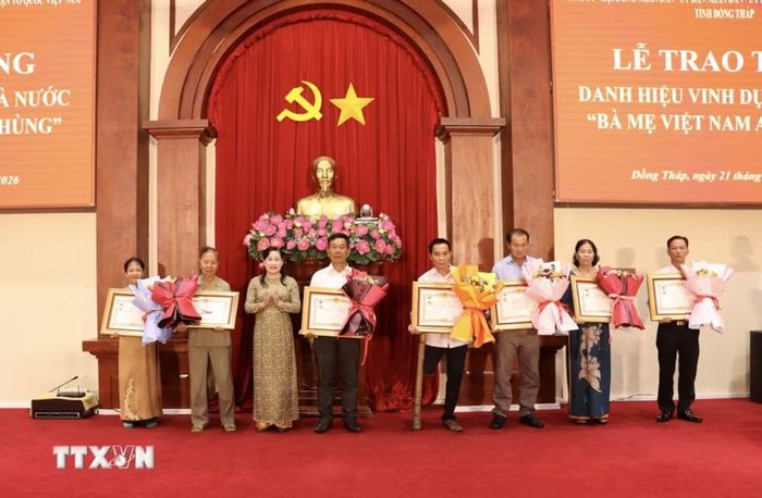 Phó Bí thư Tỉnh ủy Đồng Tháp Châu Thị Mỹ Phương trao, truy tặng danh hiệu vinh dự Nhà nước “Bà mẹ Việt Nam Anh hùng” cho các cá nhân nhân. (Ảnh: Hồng Nhung/TTXVN)