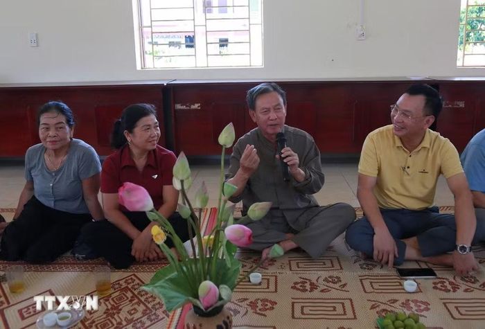 Bậc cao niên tại địa phương đánh giá cao mô hình. (Ảnh: Minh Thu/TTXVN)