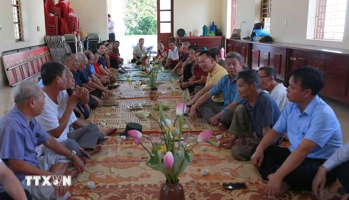 Một buổi “Trà sáng thứ Bảy - Chính quyền lắng nghe nhân dân” tổ chức tại thôn Đại Thắng, xã Kiến Hưng. (Ảnh: Minh Thu/TTXVN)