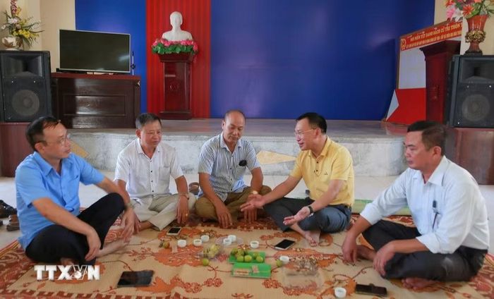 Ông Phạm Văn Định (thứ 2, từ phải sang), Chủ tịch UBND xã Kiến Hưng, trao đổi với cán bộ địa phương các nội dung cần tập trung giải quyết. (Ảnh: Minh Thu/TTXVN)