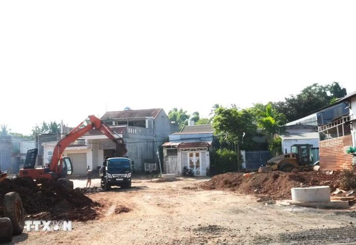 Dự án đường Hùng Vương (phường Tân Lập) triển khai thi công sau nhiều năm gặp vướng mắc về giải phóng mặt bằng. (Ảnh: Tuấn Anh/TTXVN)