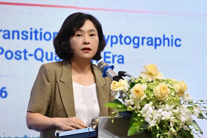 Bà Tô Thị Thu Hương - Giám đốc Trung tâm Chứng thực điện tử quốc gia phát biểu tại Hội thảo. (Ảnh: PV/Vietnam+)