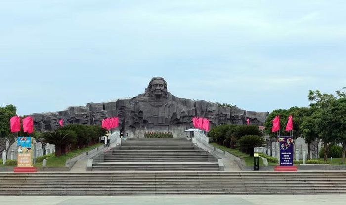 Bên trong Tượng đài Mẹ Việt Nam anh hùng ở phường Quảng Phú (thành phố Đà Nẵng) có một Bảo tàng “đặc biệt”, nơi trưng bày nhiều tư liệu, hiện vật quý về các Mẹ Việt Nam anh hùng trên khắp mọi miền của Tổ quốc. (Ảnh: Đỗ Trưởng/TTXVN)