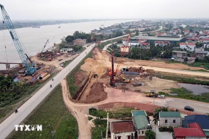 Thi công cầu Mễ Sở - một trong những hạng mục trọng điểm của dự án đường Vành đai 4-Vùng Thủ đô, có tổng mức đầu tư khoảng 4.900 tỷ đồng bắc qua sông Hồng, nối Hà Nội với tỉnh Hưng Yên. (Ảnh: Vũ Quang/TTXVN)