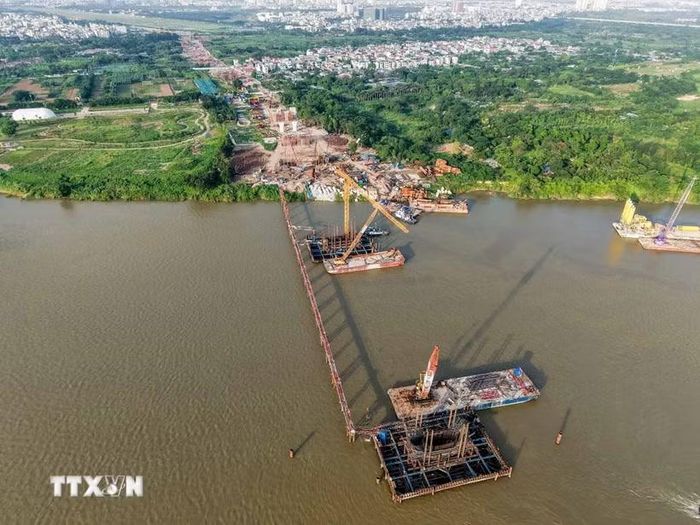 Nhiều mũi thi công được triển khai đồng loạt, tập trung vào các hạng mục cọc khoan nhồi, bệ trụ, cầu dẫn và công trình phụ trợ. Nhà đầu tư đã huy động nhân lực, thiết bị, tổ chức thi công liên tục nhằm bám sát tiến độ tổng thể, phấn đấu hoàn thành công trình cầu Trần Hưng Đạo trong quý 2/2027. (Ảnh: Phạm Tuấn Anh/TTXVN)