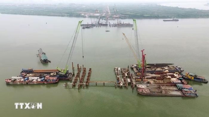 Không khí thi công khẩn trương trên công trường cầu Ngọc Hồi. (Ảnh: Quốc Khánh/TTXVN)