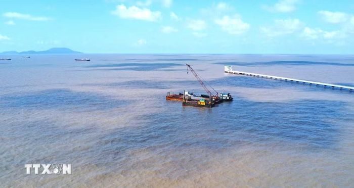 Để đạt mục tiêu đề ra, Cà Mau sẽ tập trung thu hút đầu tư vào hạ tầng giao thông, logistics, cũng như các khu, cụm công nghiệp và kho lạnh. (Ảnh: Huỳnh Anh/TTXVN)