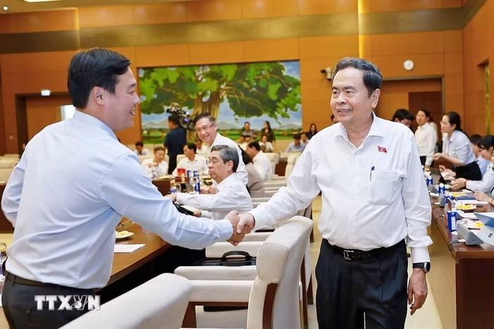 Chủ tịch Quốc hội Trần Thanh Mẫn với đại biểu. (Ảnh: Doãn Tấn/TTXVN)