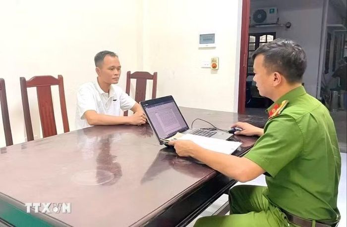 Cơ quan chức năng lấy lời khai 1 trong 6 đối tượng bị bắt về hành vi "Mua bán người” và “Mua bán trẻ em." (Ảnh: TTXVN phát)