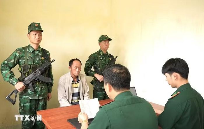 Đồn Biên phòng Cửa khẩu Săm Pun lấy lời khai của bị can Lầu Mí Lùng. (Ảnh: Minh Tâm/TTXVN)
