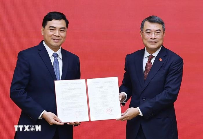 Thủ tướng Lê Minh Hưng trao Quyết định về việc điều động, bổ nhiệm ông Nguyễn Hoài Anh, Ủy viên Trung ương Đảng, Chủ tịch Ủy ban Nhân dân tỉnh Thanh Hóa giữ chức Thứ trưởng Thường trực Bộ Dân tộc và Tôn giáo. (Ảnh: Dương Giang/TTXVN)