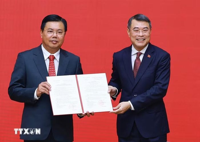Thủ tướng Lê Minh Hưng trao Quyết định về việc điều động ông Nguyễn Tiến Hải, Ủy viên Trung ương Đảng, Bí thư Tỉnh ủy An Giang về công tác tại Bộ Nội vụ, giao Quyền Bộ trưởng Bộ Nội vụ. (Ảnh: Dương Giang/TTXVN)