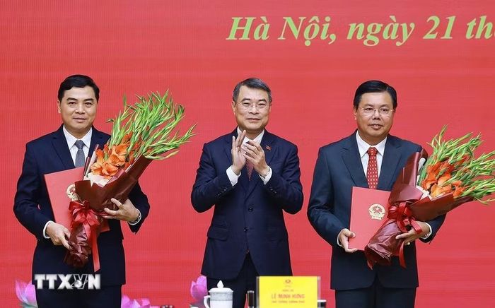 Thủ tướng Lê Minh Hưng trao Quyết định về việc điều động ông Nguyễn Tiến Hải, Ủy viên Trung ương Đảng, Bí thư Tỉnh ủy An Giang về công tác tại Bộ Nội vụ, giao Quyền Bộ trưởng Bộ Nội vụ và ông Nguyễn Hoài Anh, Ủy viên Trung ương Đảng, Chủ tịch Ủy ban Nhân dân tỉnh Thanh Hóa giữ chức Thứ trưởng Thường trực Bộ Dân tộc và Tôn giáo. (Ảnh: Dương Giang/TTXVN)