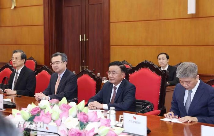 Thường trực Ban Bí thư Trần Cẩm Tú hội đàm với Quyền Tổng Thư ký Đảng Dân chủ Tự do Nhật Bản Hagiuda Koichi. (Ảnh: Phương Hoa/TTXVN)