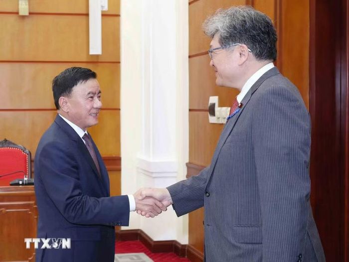 Thường trực Ban Bí thư Trần Cẩm Tú đón Quyền Tổng Thư ký Đảng Dân chủ Tự do Nhật Bản Hagiuda Koichi. (Ảnh: Phương Hoa/TTXVN)