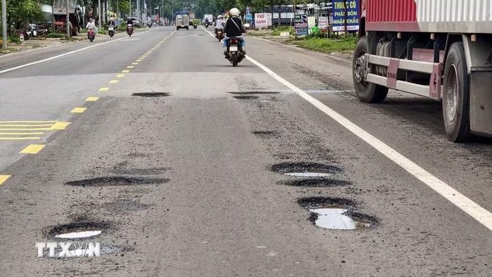 Nhiều ổ gà xuất hiện chi chít trên Quốc lộ 19, qua xã Đak Đoa, xã Mang Yang của tỉnh Gia Lai vừa được nâng cấp mở rộng. (Ảnh: Sỹ Thắng/TTXVN)