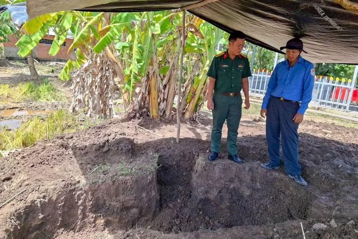 Hố khai quật - nơi tìm thấy hài cốt nữ du kích Nguyễn Thị Út tại kênh Bờ Xoài, xã Trường Long Tây, thành phố Cần Thơ. (Ảnh: TTXVN phát)