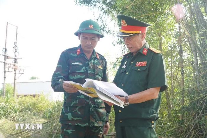 Cựu chiến binh Lê Hữu Tòng (phường Phú Bài) cung cấp thông tin cho Đội Quy tập 192. (Ảnh: Mai Trang/TTXVN)