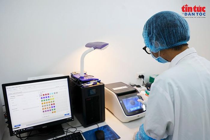Quy trình xử lý mẫu được thực hiện trong khu vực chuyên biệt nhằm giảm tối đa nguy cơ nhiễm chéo.