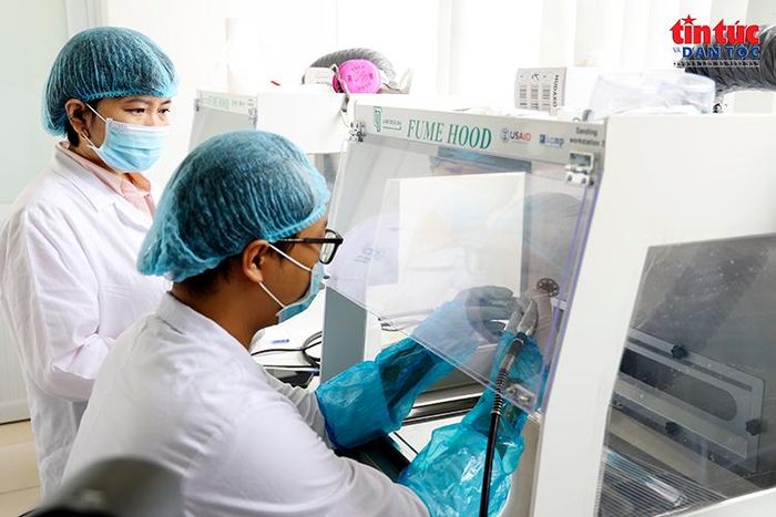 Kỹ thuật viên cẩn trọng mài, làm sạch bề mặt mảnh xương trước khi tiến hành tách chiết ADN.