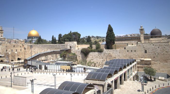 Khu phức hợp đền thờ Al-Aqsa (hay còn gọi là Núi Đền theo cách gọi của Israel) là một trong những nguồn cơn gây căng thẳng về tôn giáo và chính trị tại Jerusalem.