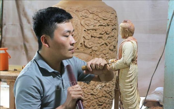 Anh Trần Trung Hảo (sinh năm 1994, ngụ tại ấp Long Bình, xã Long Điền) là thế hệ thứ 5 của làng nghề mộc Chợ Thủ có hơn 10 năm gắn bó với nghề.