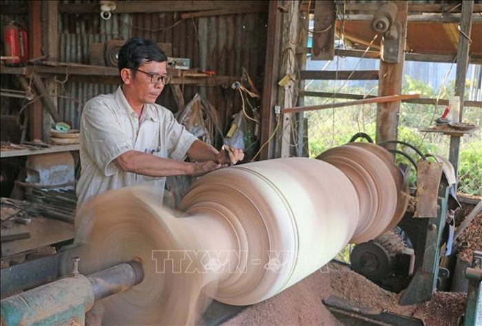 Người thợ ở làng mộc Chợ Thủ, xã Long Điền (An Giang) sử dụng máy móc hiện đại trong sản xuất.