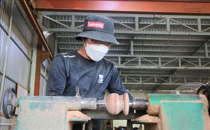 Các sản phẩm của làng nghề mộc Chợ Thủ (xã Long Điền, tỉnh An Giang) có giá từ vài trăm nghìn đến vài trăm triệu đồng tùy theo kích thức, loại gỗ và yêu cầu về độ khó.