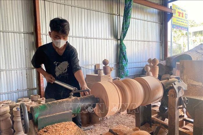 Người thợ ở làng mộc Chợ Thủ, xã Long Điền (An Giang) sử dụng máy móc hiện đại trong sản xuất.