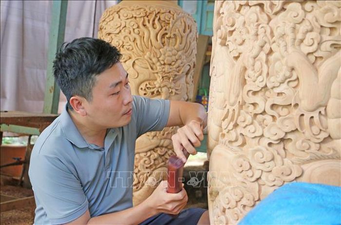 Anh Trần Trung Hảo (sinh năm 1994, ngụ tại ấp Long Bình, xã Long Điền) là thế hệ thứ 5 của làng nghề mộc Chợ Thủ có hơn 10 năm gắn bó với nghề.