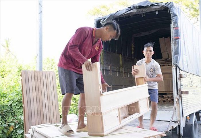 Các sản phẩm của làng mộc Chợ Thủ (xã Long Điên, tỉnh An Giang) sau khi hoàn thiện được vận chuyển đi tiêu thụ khắp các tỉnh, thành phố trong cả nước.