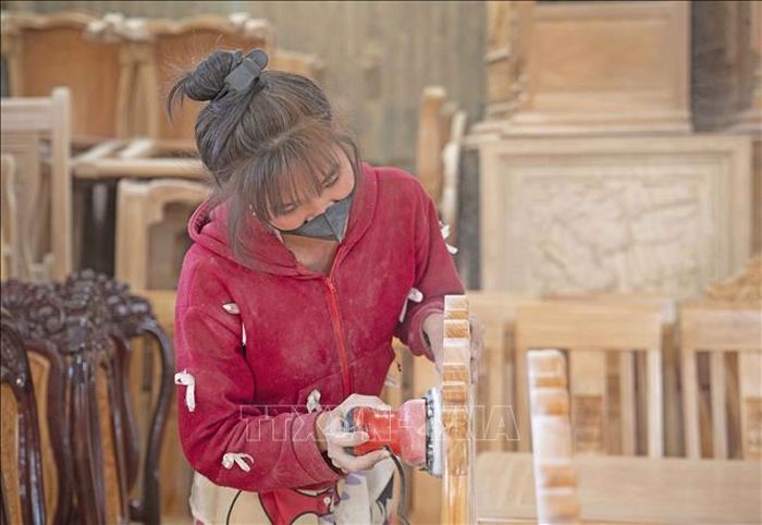 Công đoạn chà nhám trước khi chuyển qua công đoạn phủ sơn bóng sản phẩm.