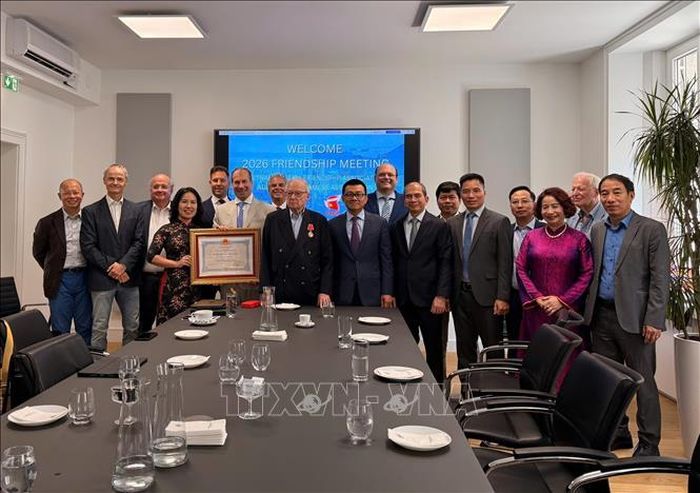 Ông Peter Jankowitsch, Chủ tịch danh dự Hội Áo – Việt, nguyên Bộ trưởng Ngoại giao và tập thể Hội Áo – Việt chụp ảnh lưu niệm cùng Đại sứ Vũ Lê Thái Hoàng và tập thể Hội Áo - Việt. Ảnh TTXVN phát