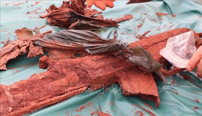 Khẩu súng được phát hiện tại khu vực tìm kiếm, quy tập hài cốt liệt sĩ ở xã Minh Đức.